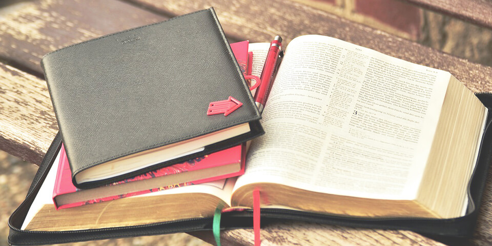 Книга, блокнот, закладка